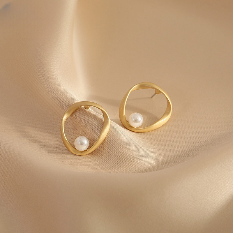Minimal Mobius Pearl Earrings
