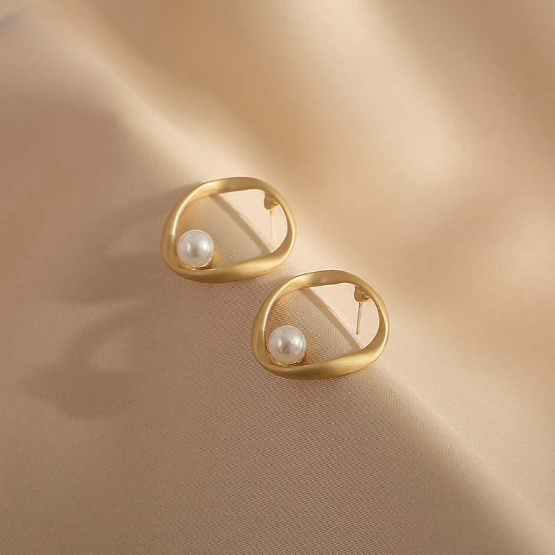 Minimal Mobius Pearl Earrings