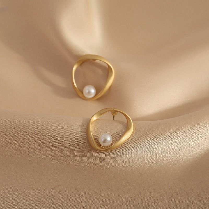 Minimal Mobius Pearl Earrings