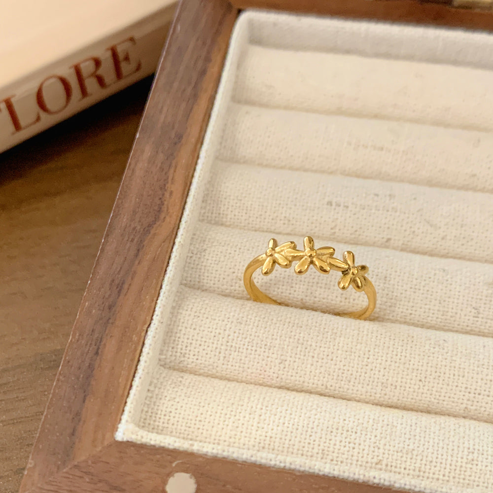 Minimalist Daisy Ring