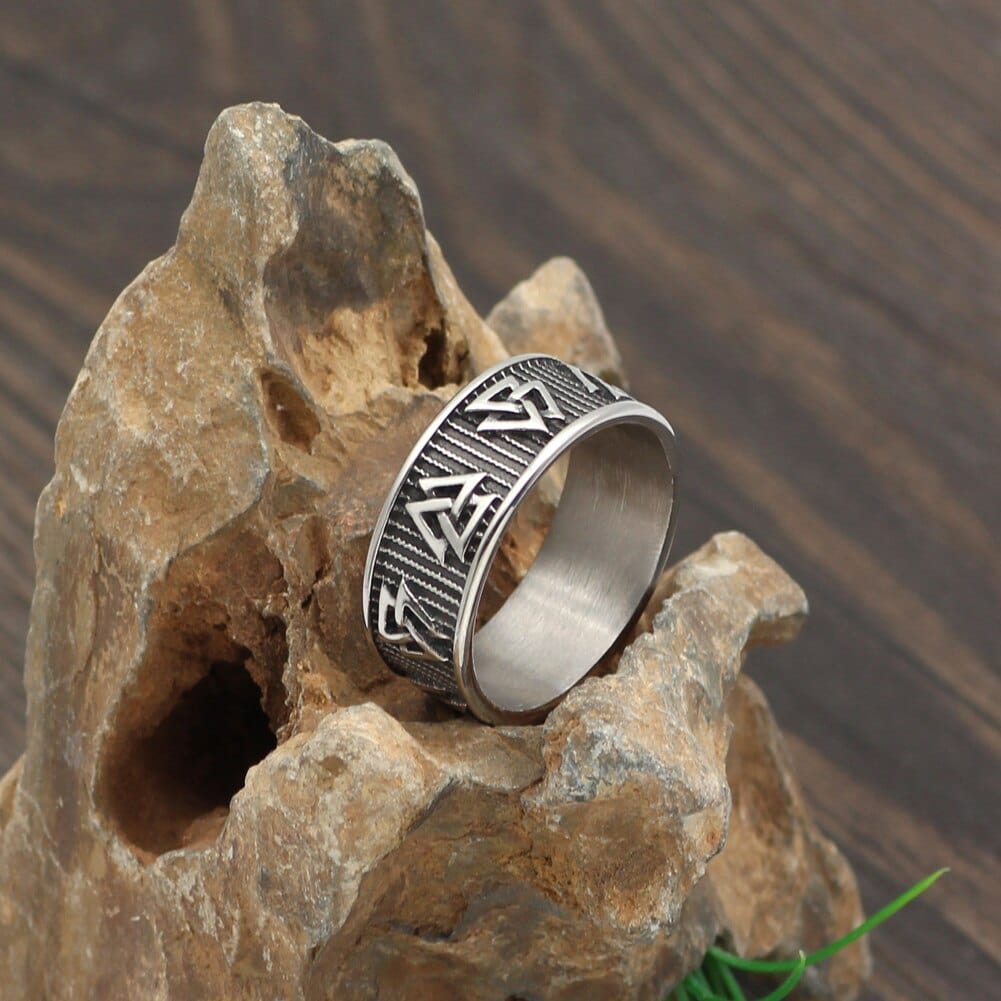 Ring with multiple Valknut