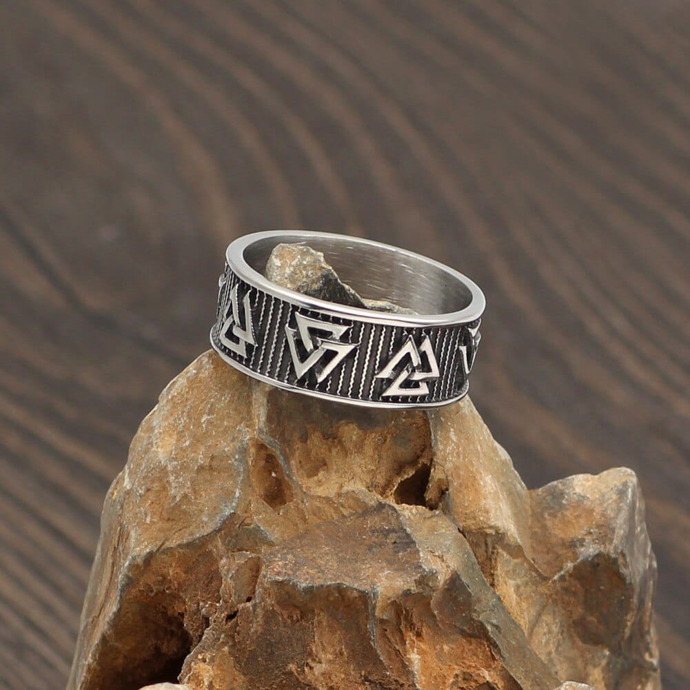 Ring with multiple Valknut
